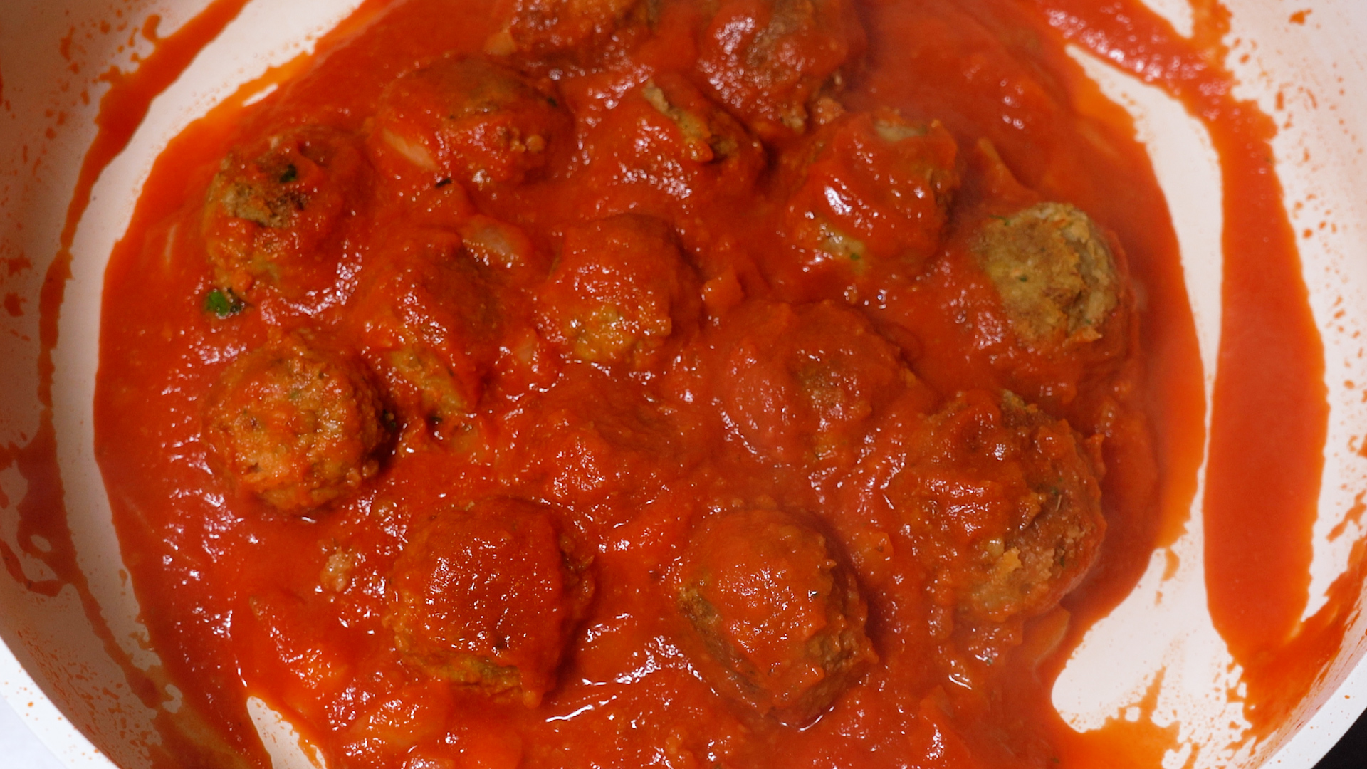 Aggiungi le polpette al sugo