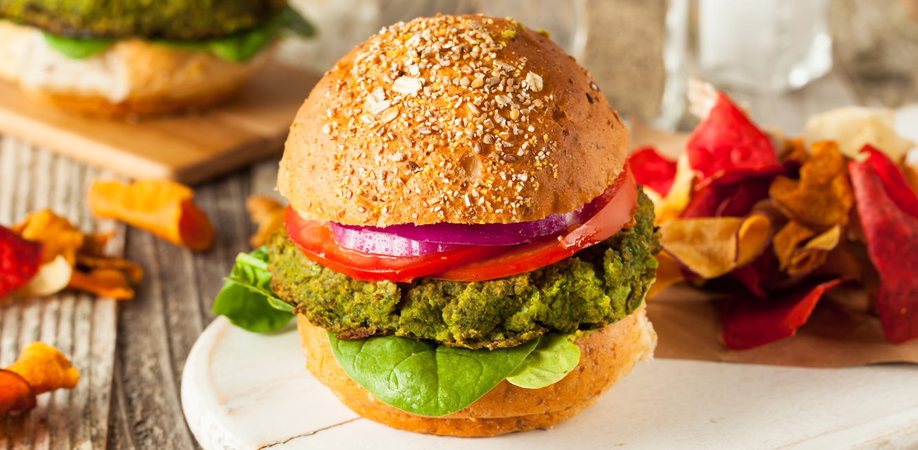 eat sounding UE 2026: accordo sul divieto dei termini vegetali, burger vegano salvo